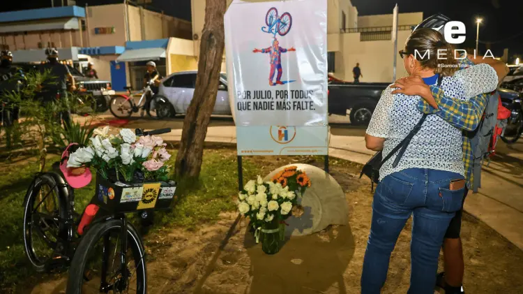 Los padres de Julio estuvieron presentes en el homenaje en su memoria. (Foto: Cristian Ruiz/EXPRESO)