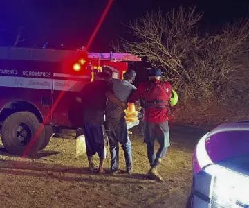 Rescatan a adulto mayor atrapado por la corriente de agua en Hermosillo