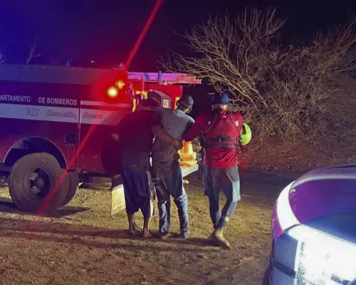 Rescatan a adulto mayor atrapado por la corriente de agua en Hermosillo