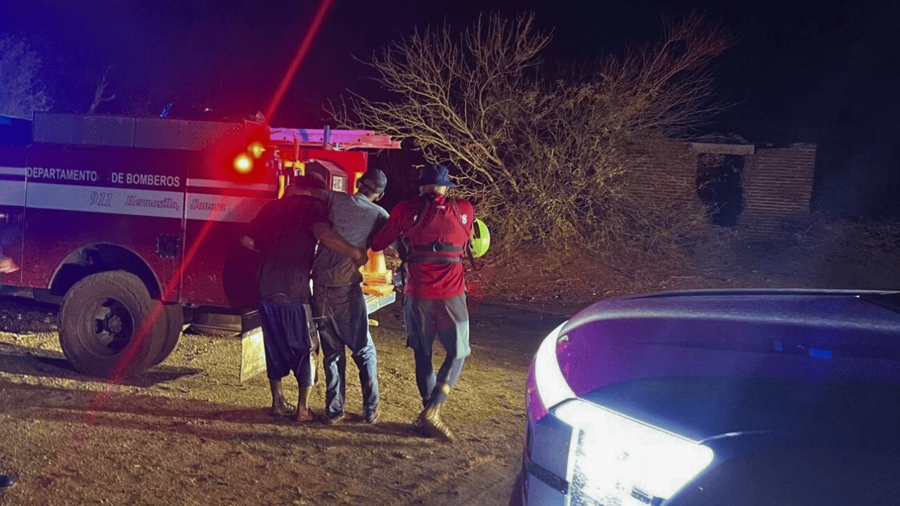 Rescatan a adulto mayor atrapado por la corriente de agua en Hermosillo