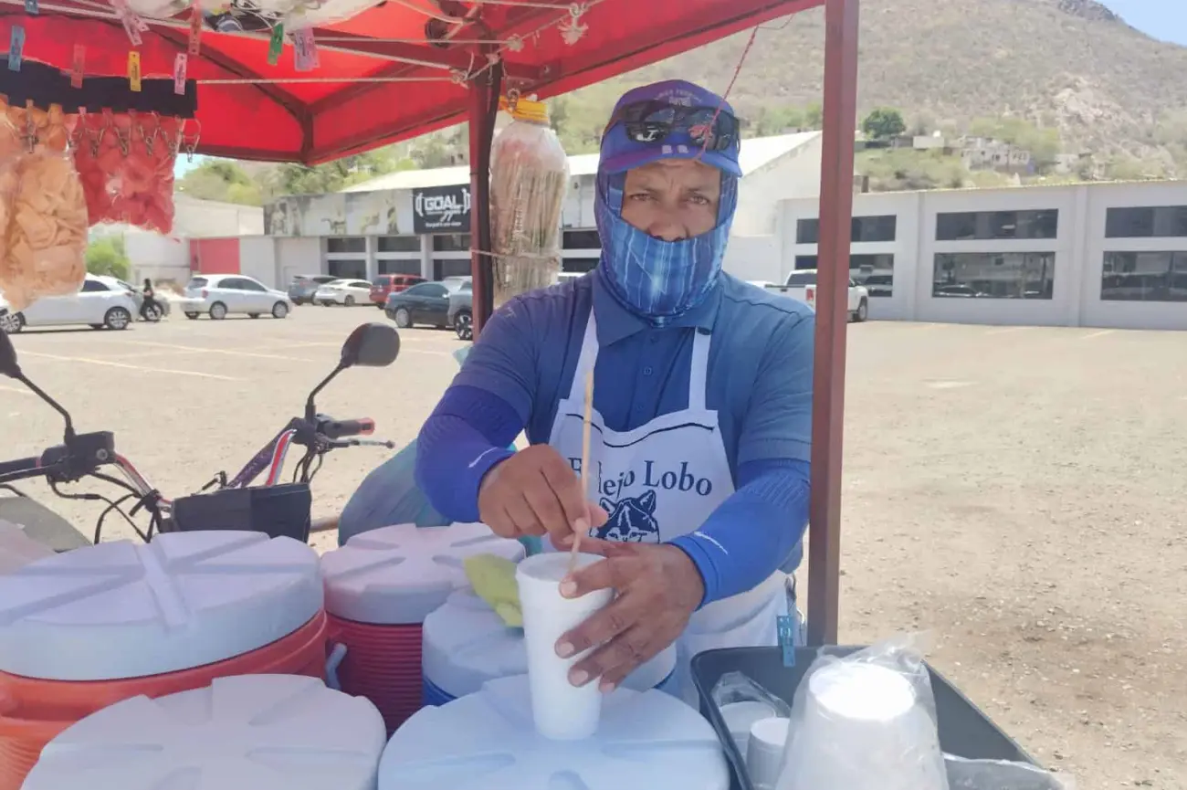 Alejandro Uribe les lleva el sabor a los Guaymenses con sus aguas frescas