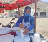 Alejandro Uribe les lleva el sabor a los Guaymenses con sus aguas frescas