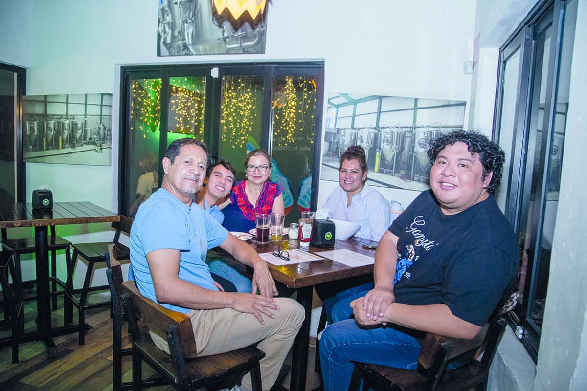 Reconocen el esfuerzo con aplausos y comida