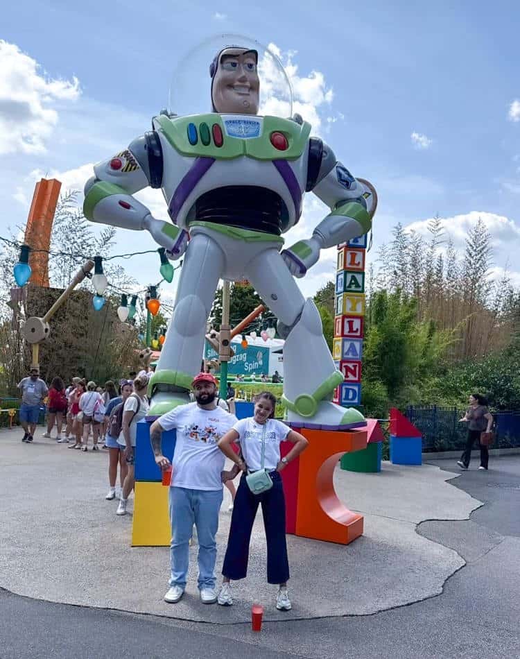 Carin León se pasea en Disneyland París junto a su familia