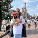 Carin León se pasea en Disneyland París junto a su familia