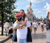 Carin León se pasea en Disneyland París junto a su familia