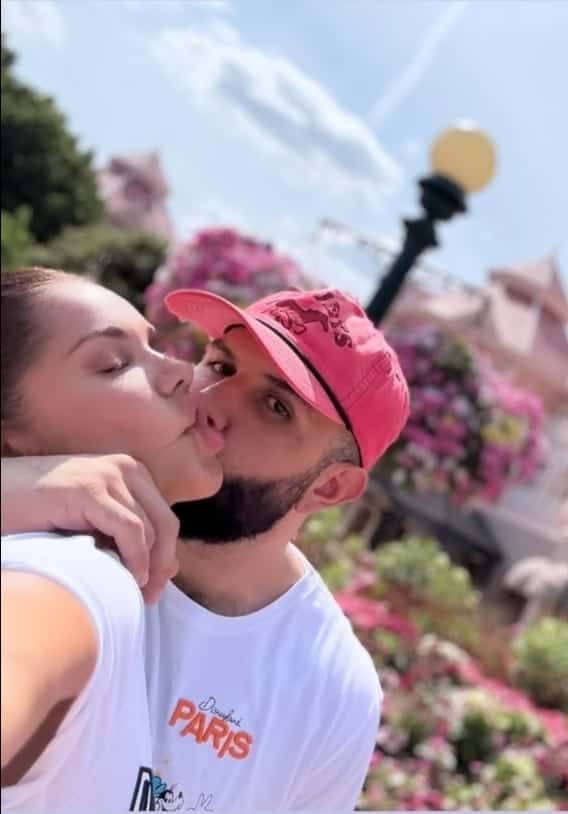 Carin León se pasea en Disneyland París junto a su familia