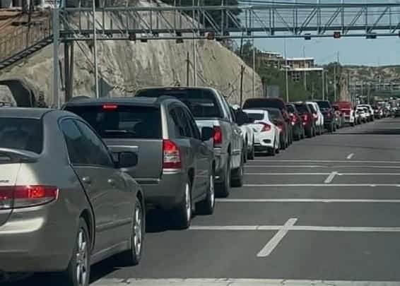 Automovilistas esperan hasta 2 horas para ir a Nogales Arizona