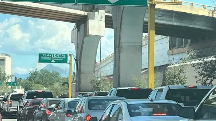 Largas filas de vehículos se registran entre Ciudad Juárez y El Paso (Foto: Especial /EXPRESO)