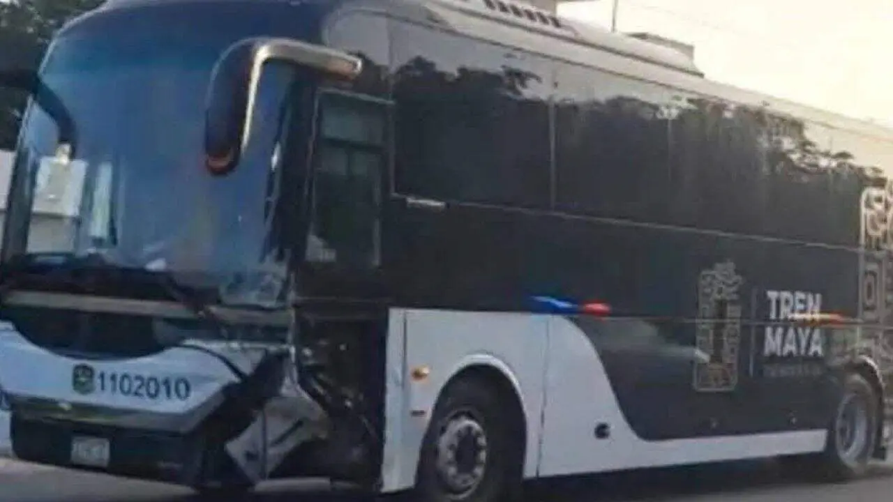 Choca autobús del Tren Maya; conductor se da a la fuga