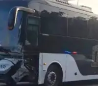 Choca autobús del Tren Maya; conductor se da a la fuga