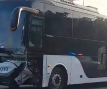 Choca autobús del Tren Maya; conductor se da a la fuga