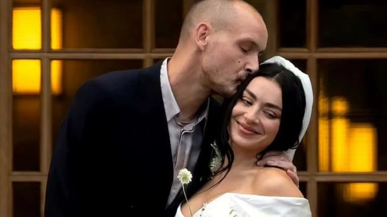 Charli XCX se casa con George Daniel en boda en Londres