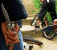 Detienen a 5 hombres por portación de armas blancas y a uno con hierba seca