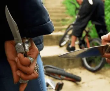 Detienen a 5 hombres por portación de armas blancas y a uno con hierba seca