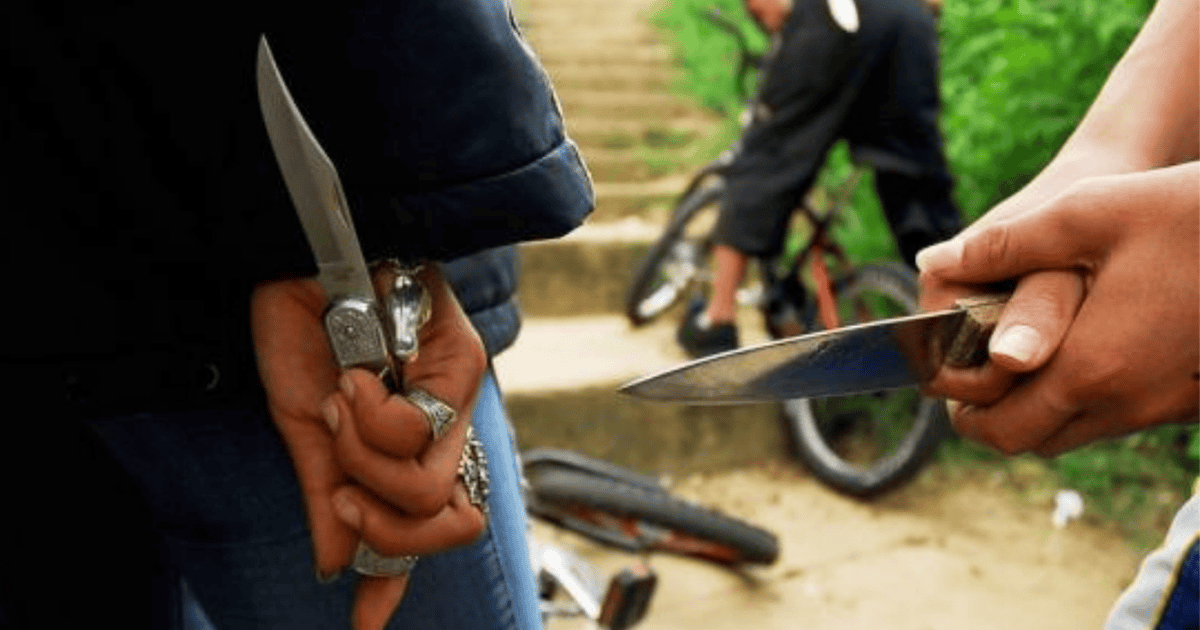 Detienen a 5 hombres por portación de armas blancas y a uno con hierba seca