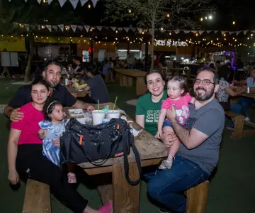 Viviendo la alegría con amigos, familia y mascotas