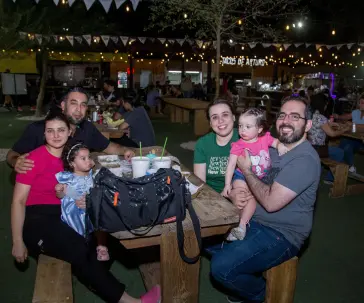 Viviendo la alegría con amigos, familia y mascotas