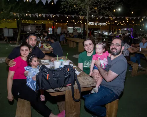 Viviendo la alegría con amigos, familia y mascotas