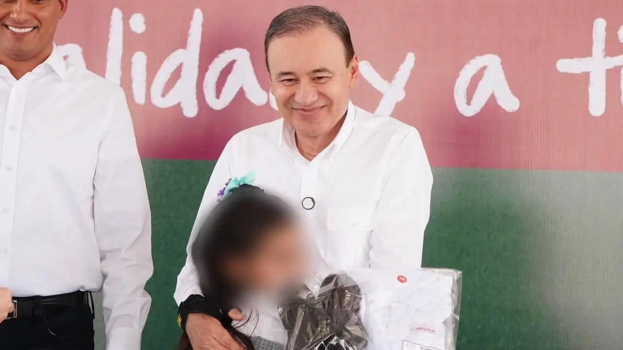 Durazo entrega uniformes gratuitos en los 72 municipios