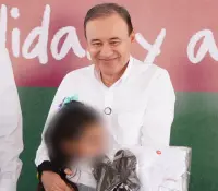 Durazo entrega uniformes gratuitos en los 72 municipios