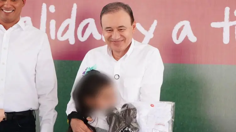 Estudiante de nivel básico recibe kit en manos de Alfonso Durazo. (Foto: Especial / EXPRESO)