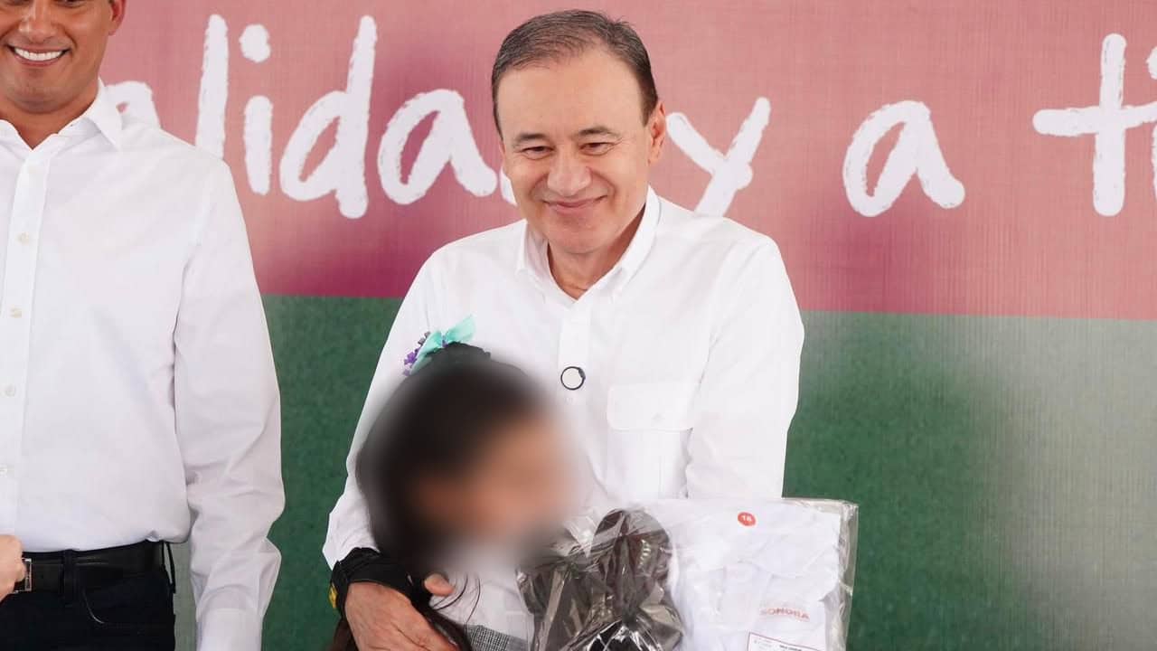 Durazo entrega uniformes gratuitos en los 72 municipios