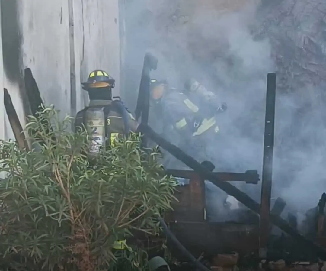 Bomberos salvaron la vida a dos personas durante un incendio en Nogales