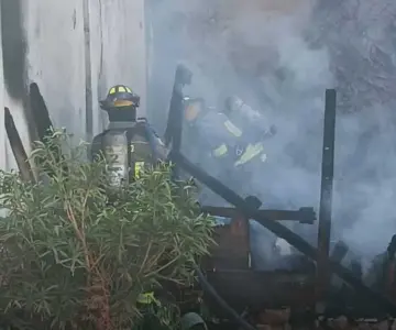 Bomberos salvaron la vida a dos personas durante un incendio en Nogales