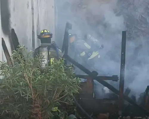 Bomberos salvaron la vida a dos personas durante un incendio en Nogales