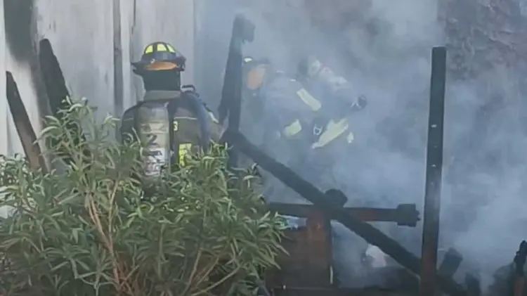 Bomberos y policías le salvaron la vida a dos personas que se encontraban intoxicadas por el humo