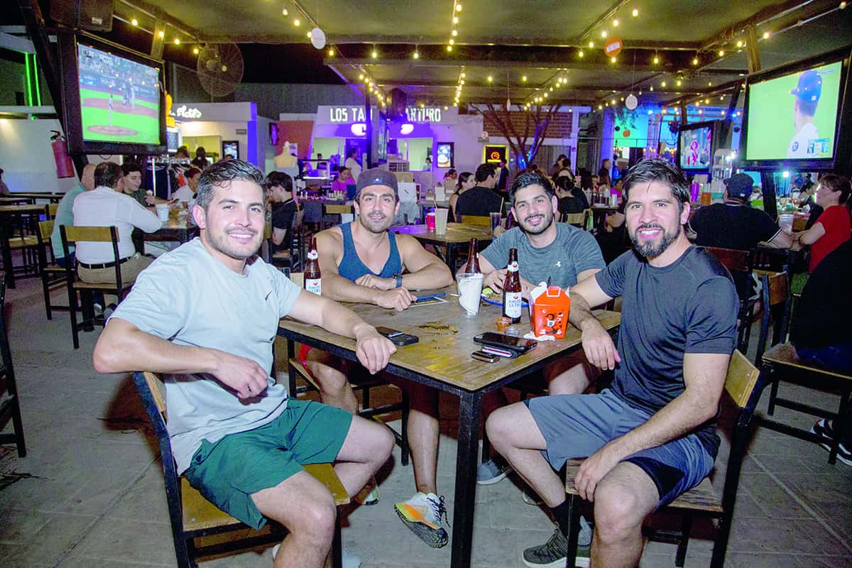 Risas al centro y antojos al rededor de la mesa