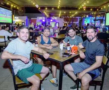 Risas al centro y antojos al rededor de la mesa