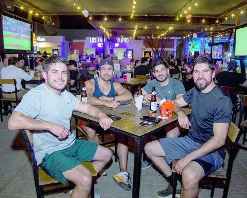 Risas al centro y antojos al rededor de la mesa