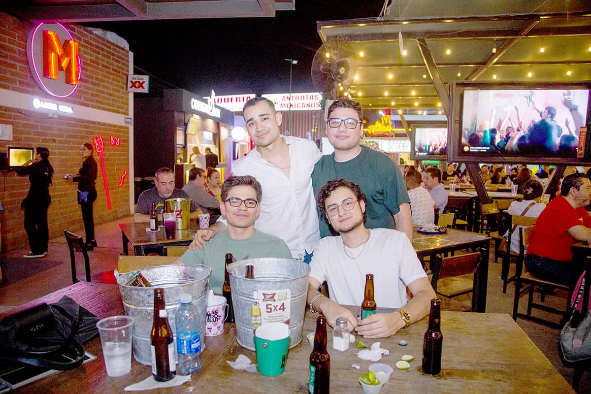 Risas al centro y antojos al rededor de la mesa
