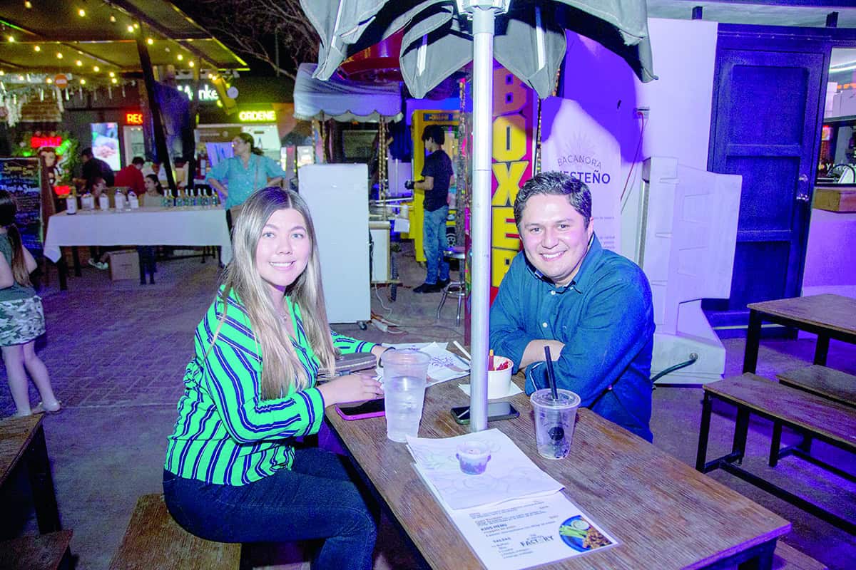 Risas al centro y antojos al rededor de la mesa