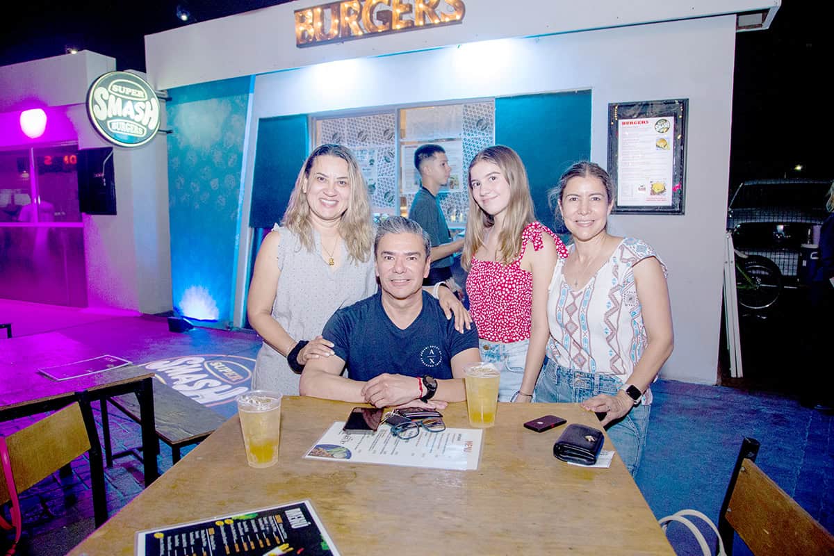 Risas al centro y antojos al rededor de la mesa