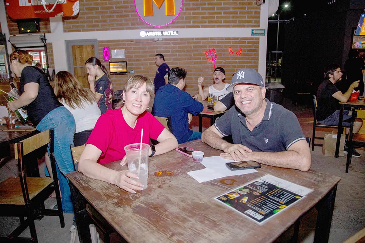 Risas al centro y antojos al rededor de la mesa