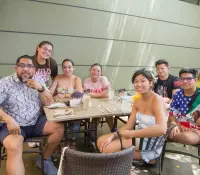 Cruzan caminos con sonrisas en El Café 57