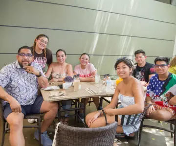 Cruzan caminos con sonrisas en El Café 57
