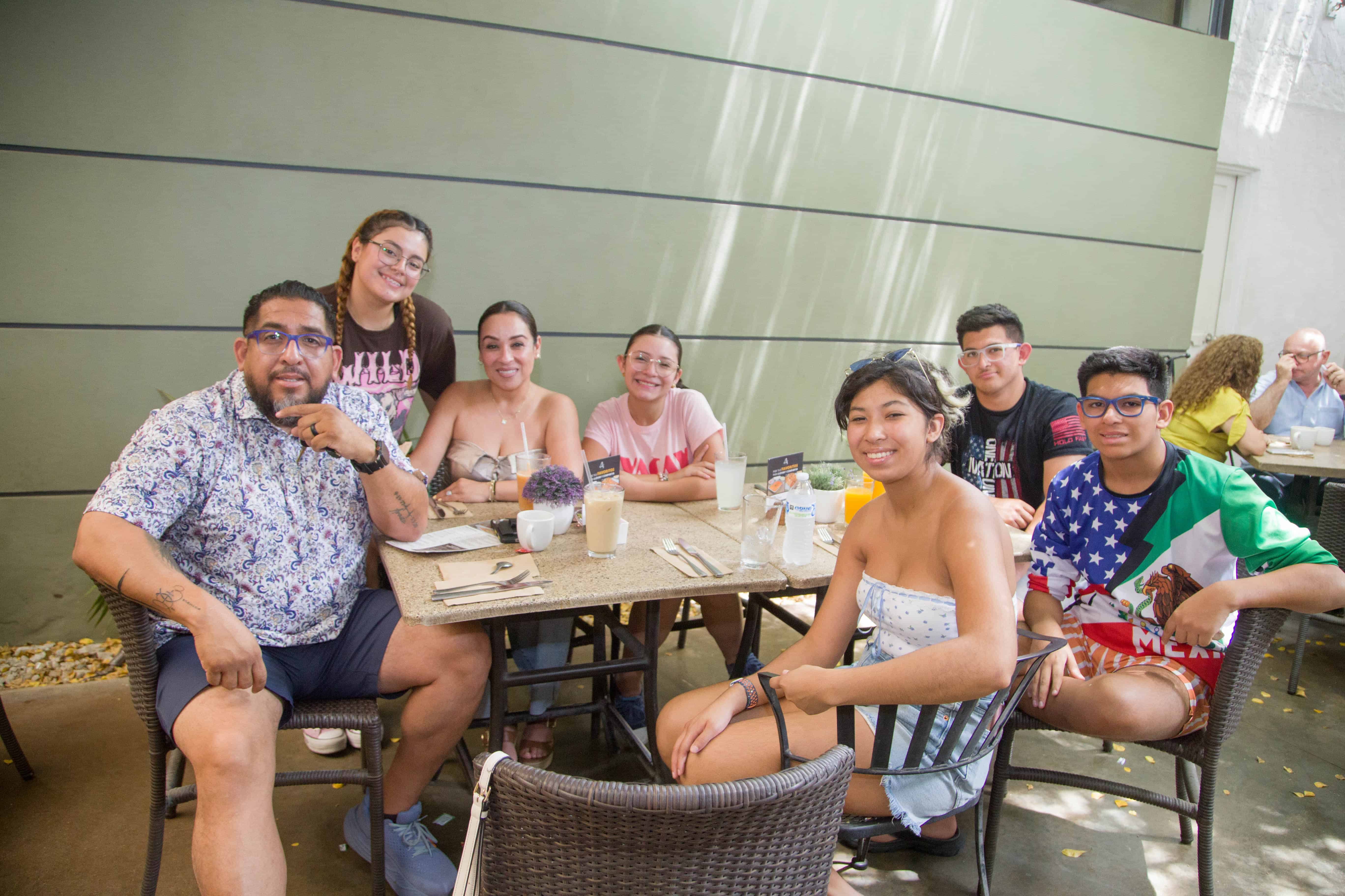 Cruzan caminos con sonrisas en El Café 57