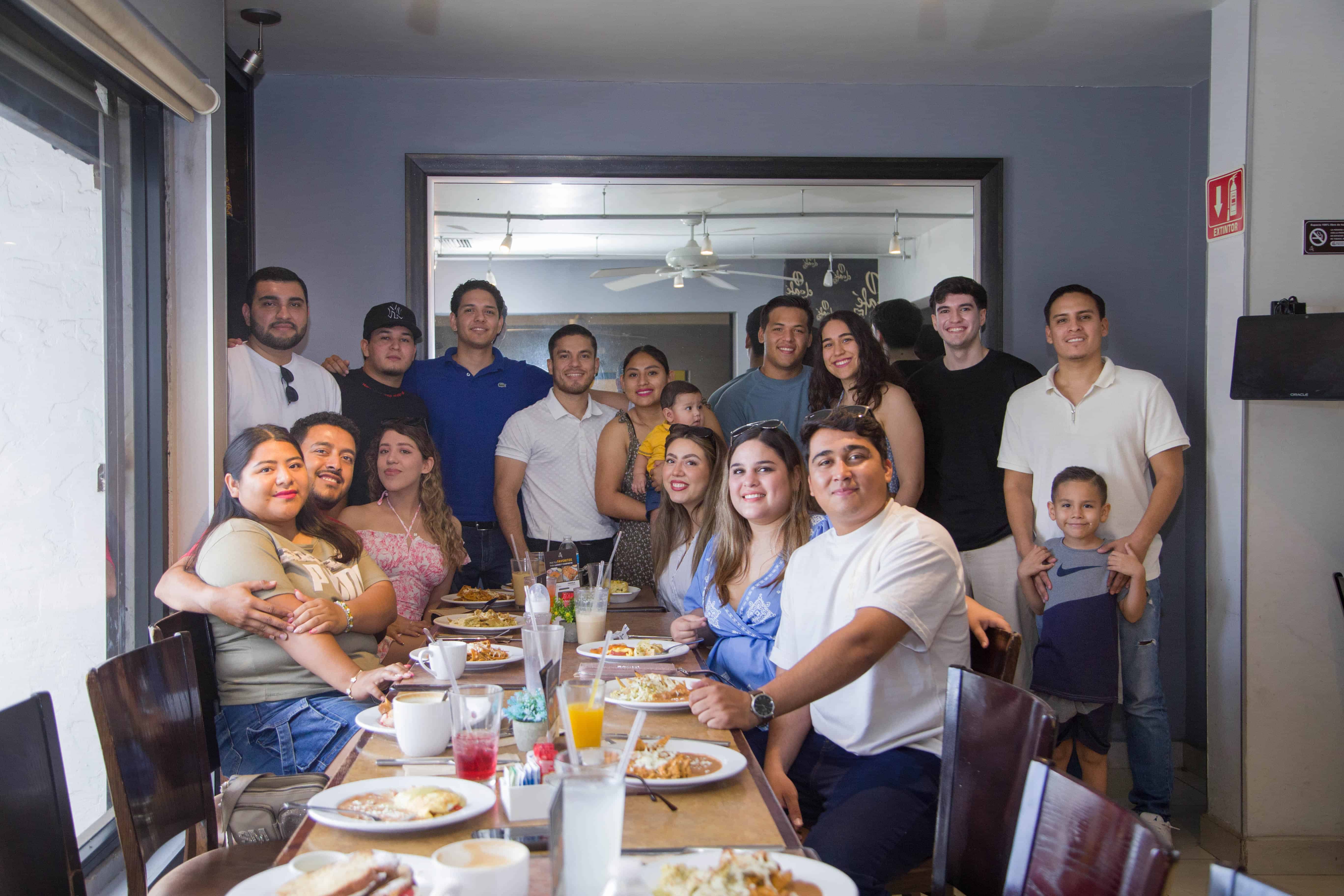 Cruzan caminos con sonrisas en El Café 57
