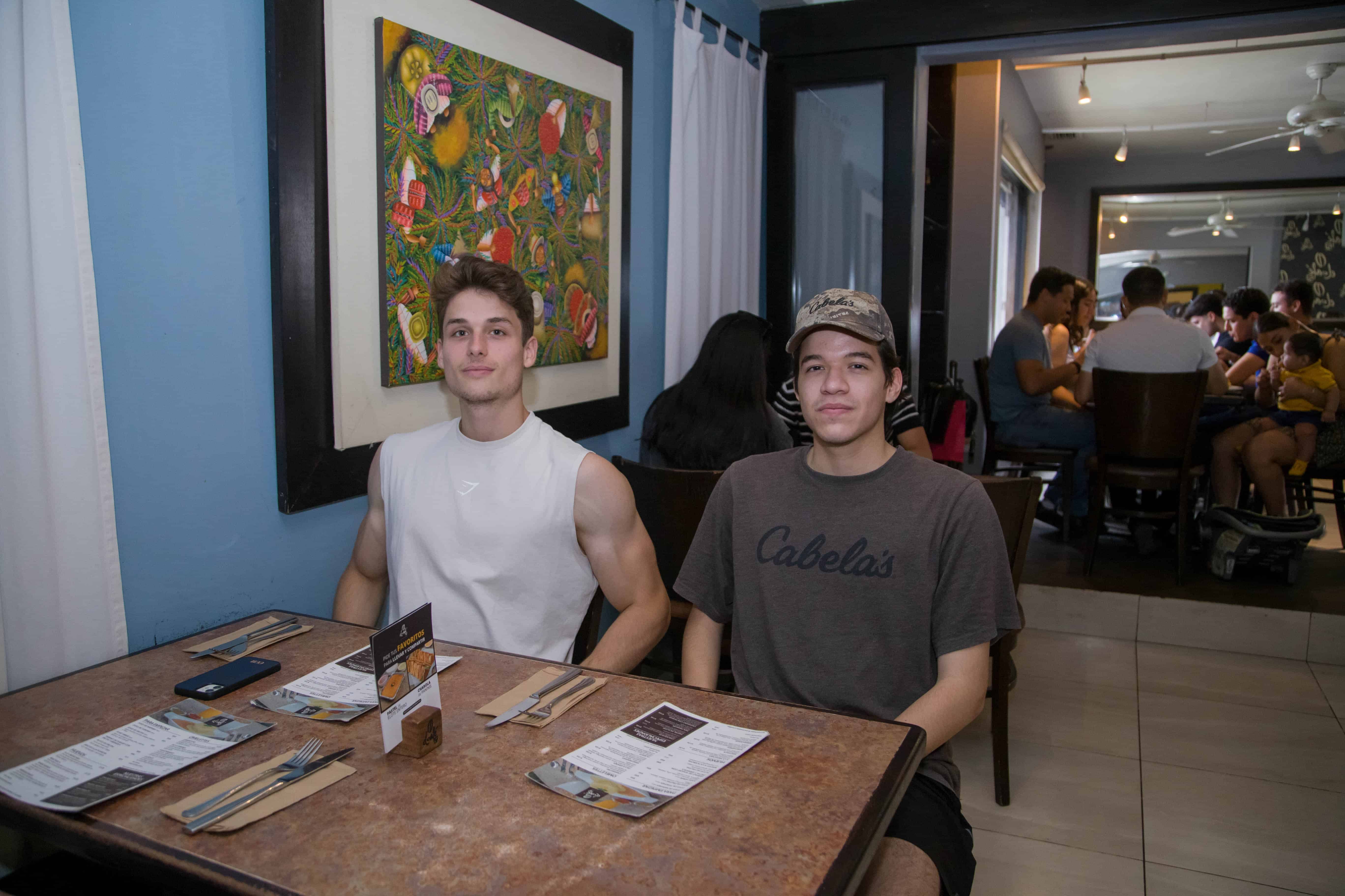 Cruzan caminos con sonrisas en El Café 57