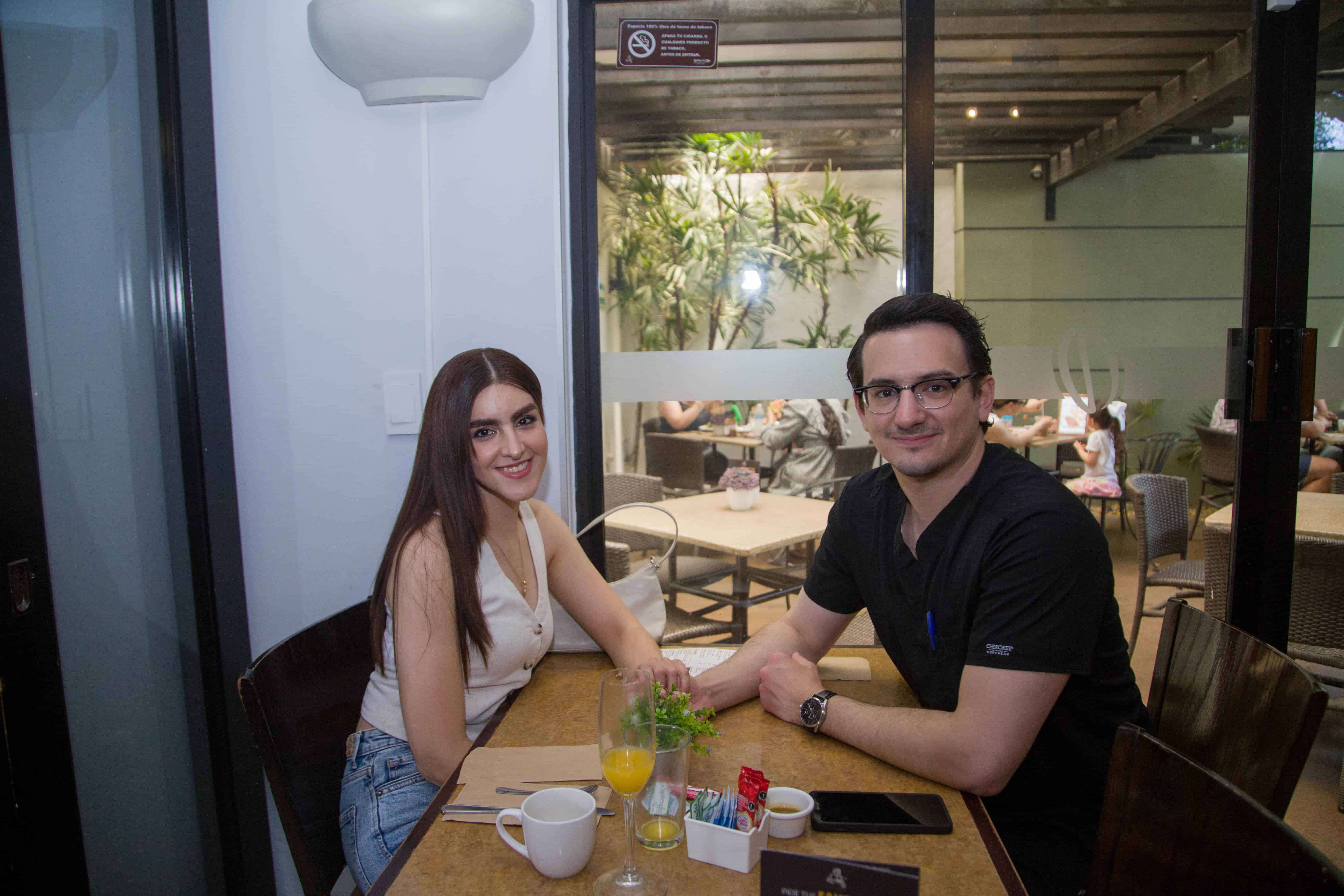 Cruzan caminos con sonrisas en El Café 57