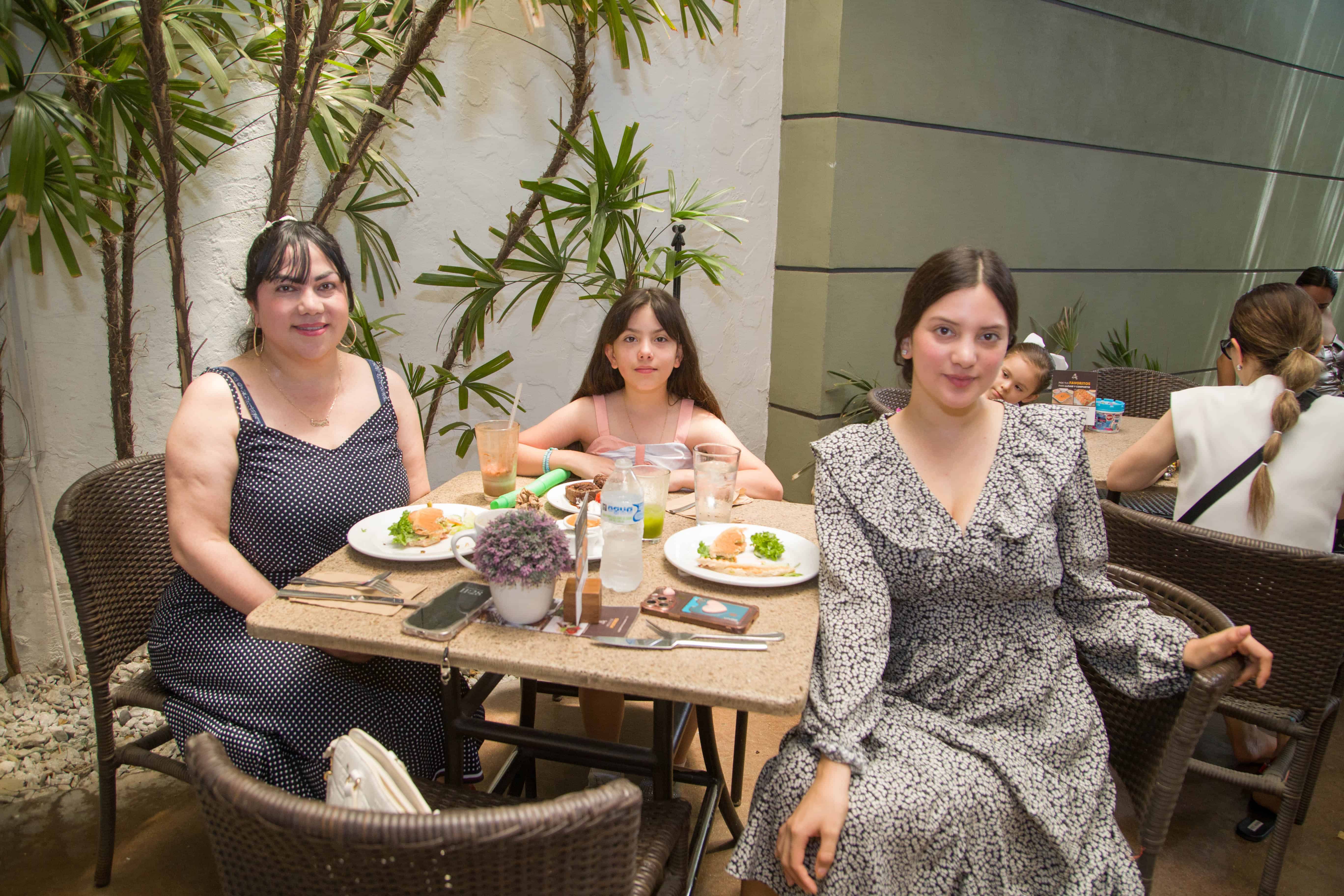 Cruzan caminos con sonrisas en El Café 57