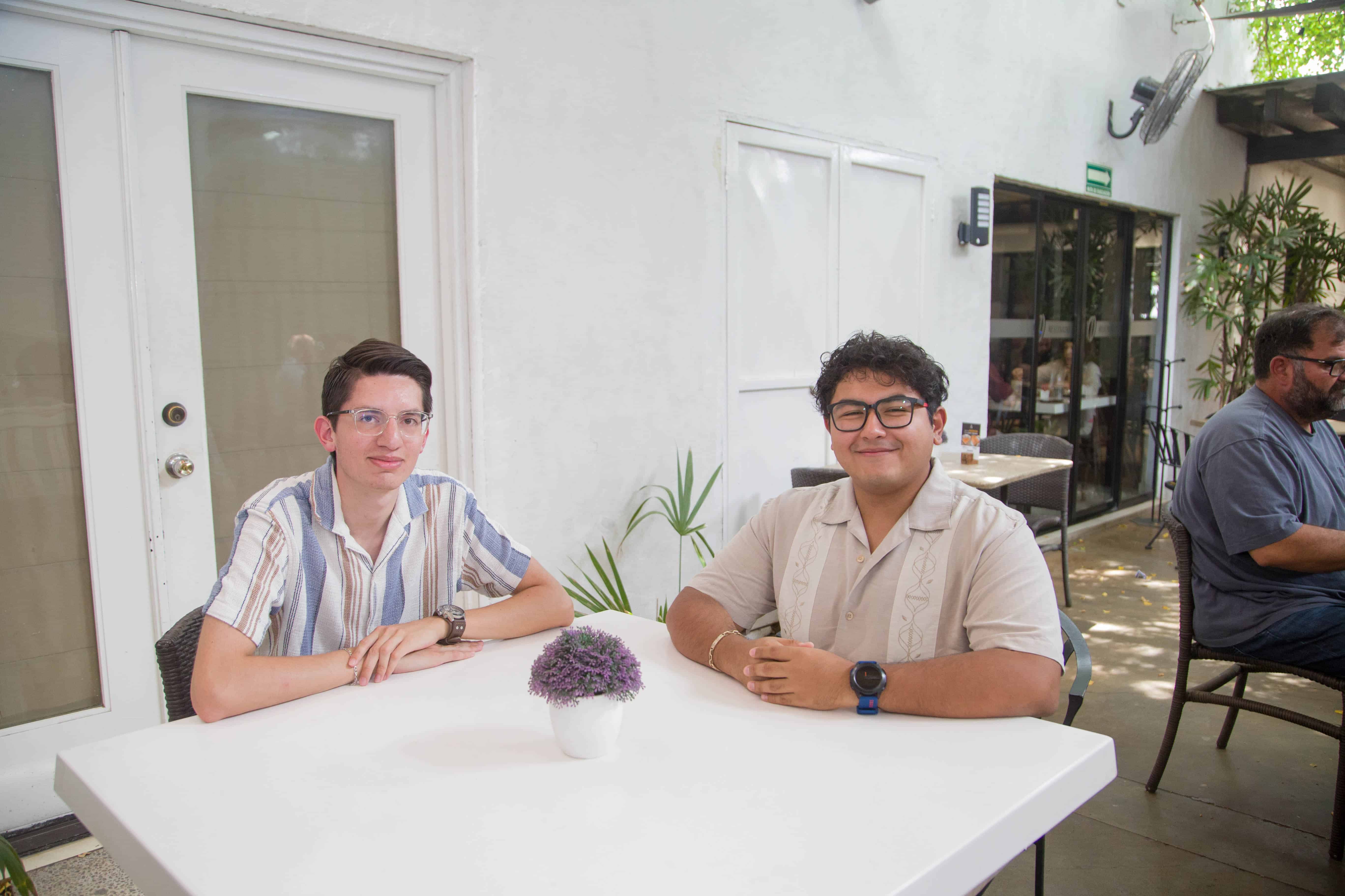 Cruzan caminos con sonrisas en El Café 57