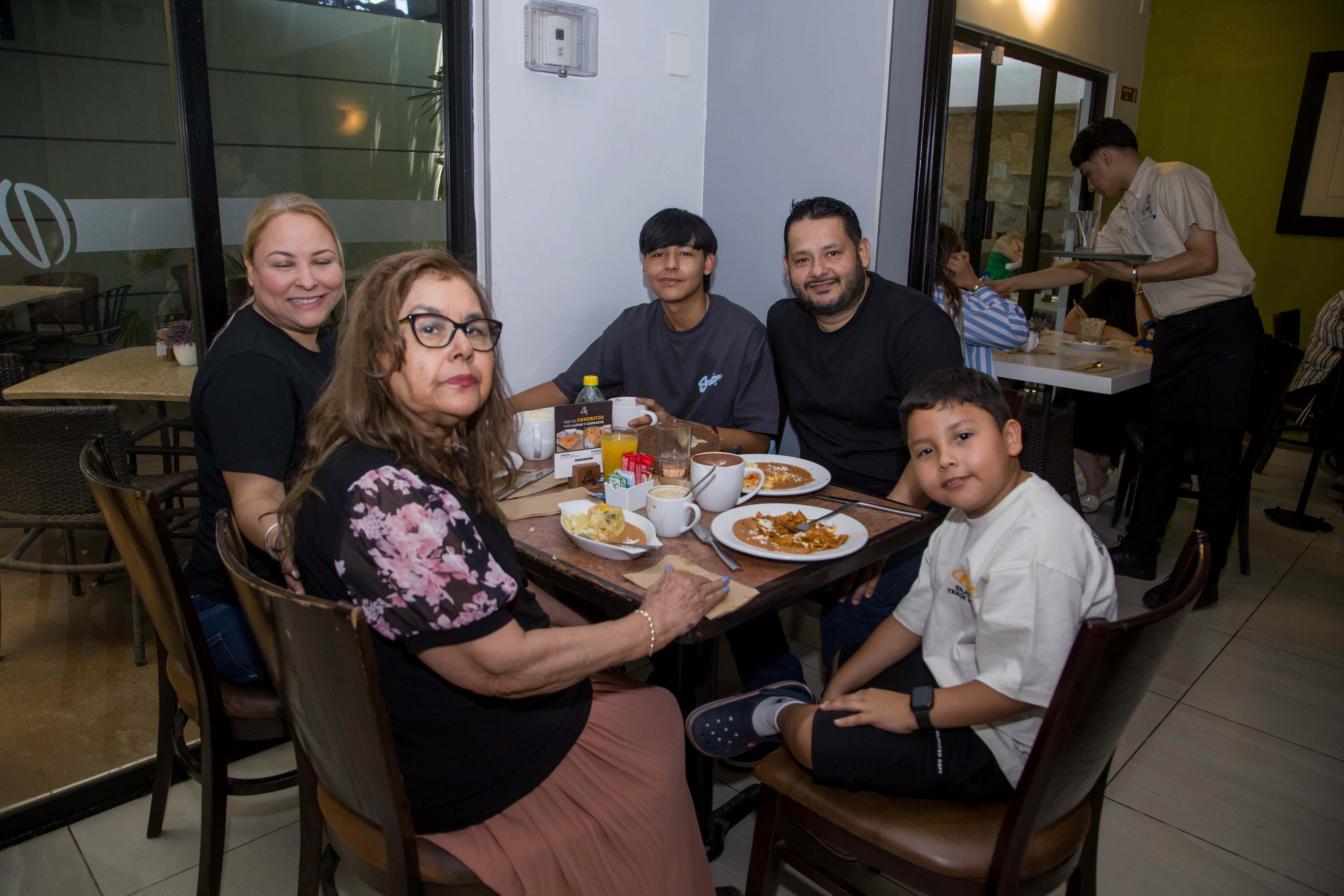 Cruzan caminos con sonrisas en El Café 57