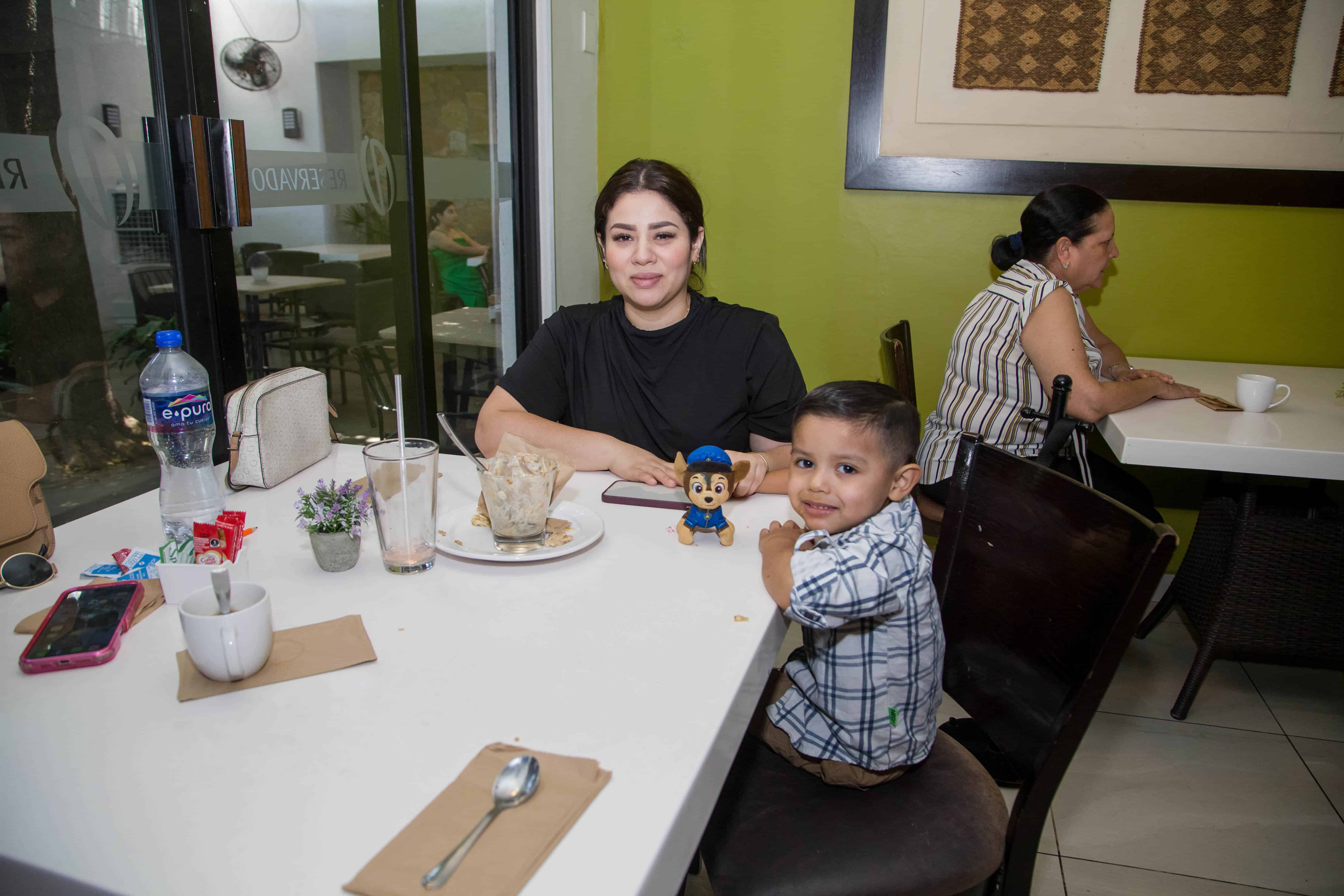Cruzan caminos con sonrisas en El Café 57