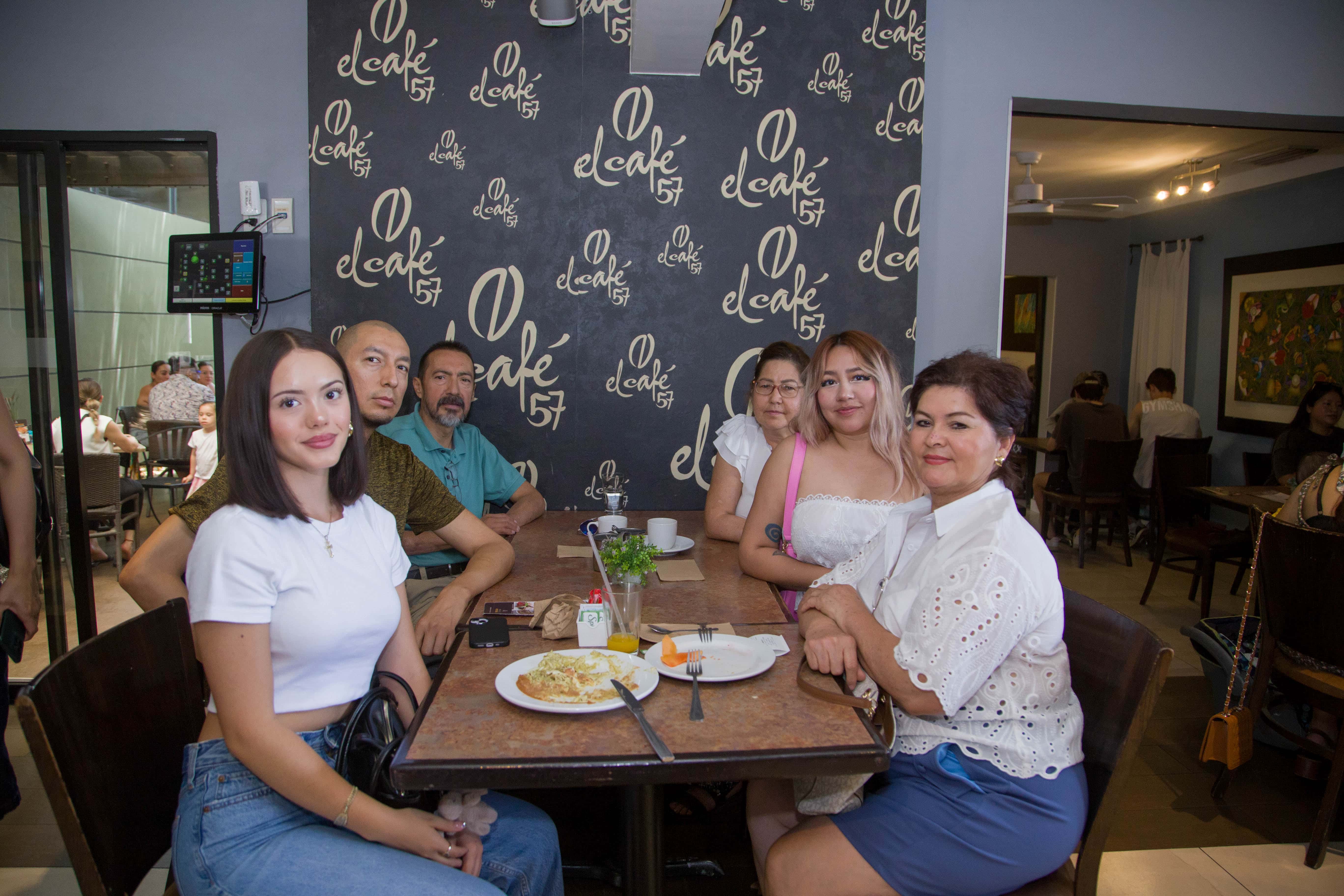Cruzan caminos con sonrisas en El Café 57