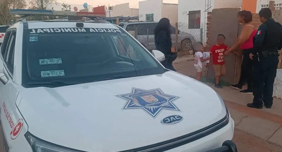 Policía localiza a niños perdidos y brinda primeros auxilios